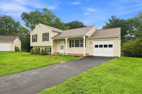 Exterior - 7 Red Wing Ct, Sterling, VA 20164 photo 5 of 9