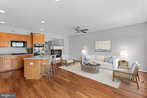 Living - 44253 Huron Ter, Ashburn, VA 20147 photo 11 of 13