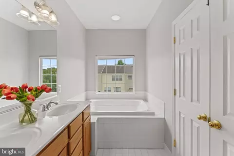 Bath - 44253 Huron Ter, Ashburn, VA 20147 photo 3 of 4
