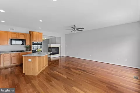 Living - 44253 Huron Ter, Ashburn, VA 20147 photo 12 of 13