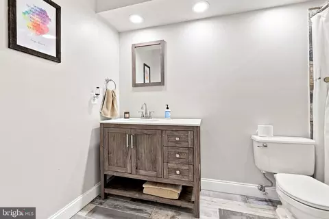 Bath - 43312 Wayside Cir, Ashburn, VA 20147 photo 3 of 12