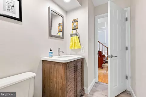 Bath - 43312 Wayside Cir, Ashburn, VA 20147 photo 2 of 12