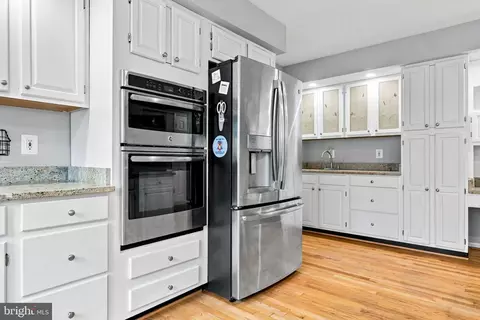 Kitchen - 43312 Wayside Cir, Ashburn, VA 20147 photo 5 of 9