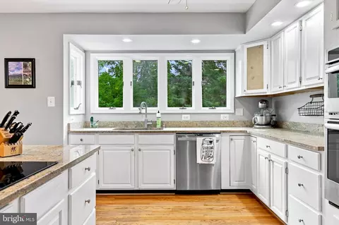 Kitchen - 43312 Wayside Cir, Ashburn, VA 20147 photo 6 of 9