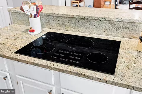 Kitchen - 43312 Wayside Cir, Ashburn, VA 20147 photo 7 of 9