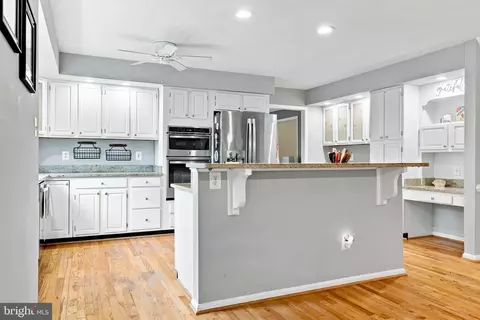 Kitchen - 43312 Wayside Cir, Ashburn, VA 20147 photo 2 of 9