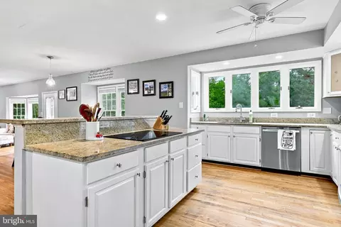 Kitchen - 43312 Wayside Cir, Ashburn, VA 20147 photo 3 of 9