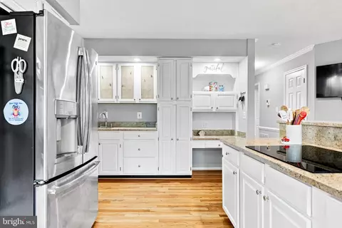 Kitchen - 43312 Wayside Cir, Ashburn, VA 20147 photo 8 of 9