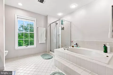 Bath - 43312 Wayside Cir, Ashburn, VA 20147 photo 7 of 12