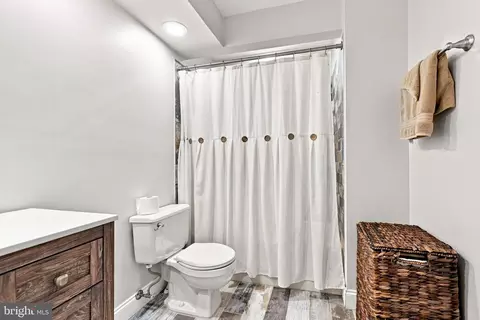 Bath - 43312 Wayside Cir, Ashburn, VA 20147 photo 4 of 12