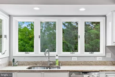 Kitchen - 43312 Wayside Cir, Ashburn, VA 20147 photo 4 of 9