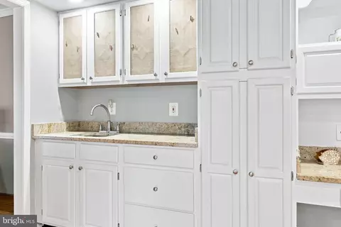 Kitchen - 43312 Wayside Cir, Ashburn, VA 20147 photo 9 of 9