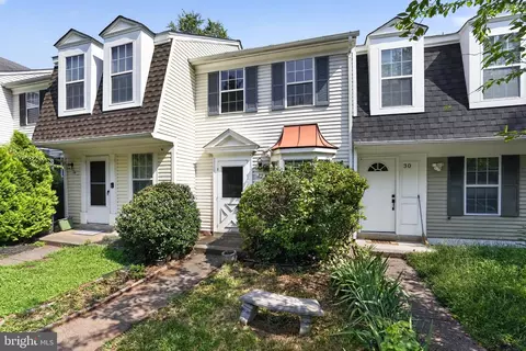 32 Palmer Ct, Sterling, VA 20165