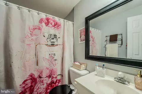 Bath - 44226 Mohave Dr, Ashburn, VA 20147 photo 2 of 2