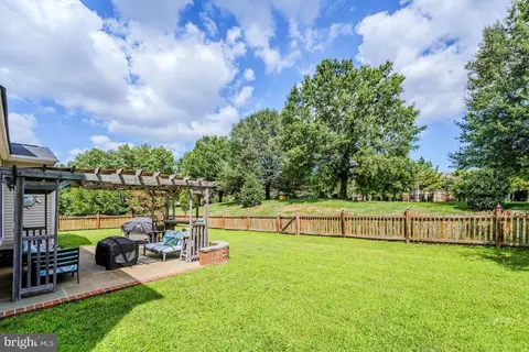 Exterior - 44226 Mohave Dr, Ashburn, VA 20147 photo 4 of 6