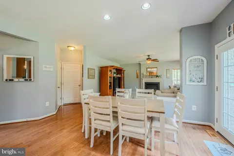 Entry Way - 44226 Mohave Dr, Ashburn, VA 20147 photo 2 of 3