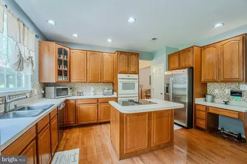 Kitchen - 44226 Mohave Dr, Ashburn, VA 20147 photo 2 of 2