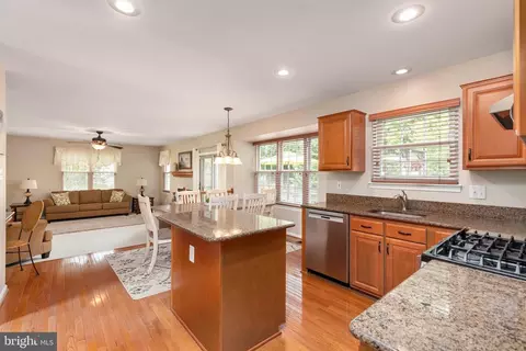 Kitchen - 21614 Goodwin Ct, Ashburn, VA 20148 photo 4 of 5