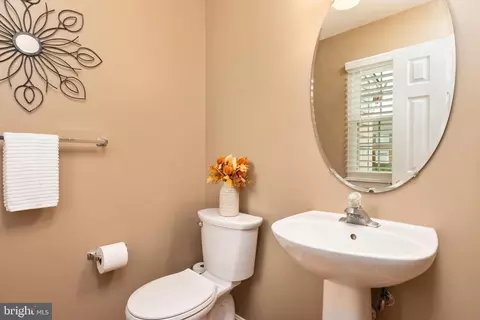Entry Way - 21614 Goodwin Ct, Ashburn, VA 20148 photo 2 of 3