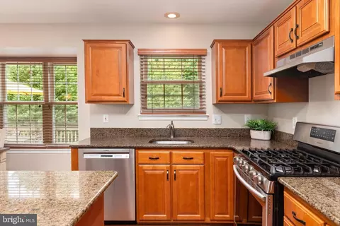 Kitchen - 21614 Goodwin Ct, Ashburn, VA 20148 photo 3 of 5