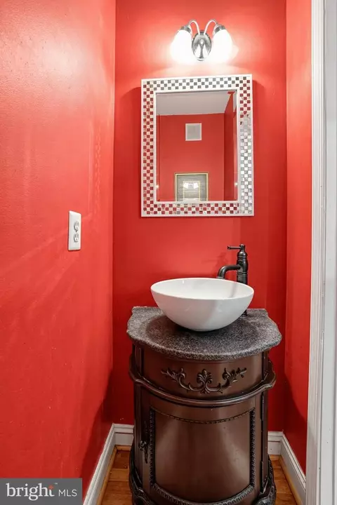 Bath - 46495 Primula Ct, Sterling, VA 20165 photo 1 of 4