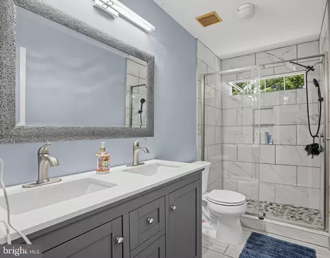 Bath - 46495 Primula Ct, Sterling, VA 20165 photo 3 of 4