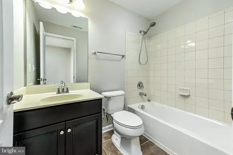Bath - 23253 Tradewind Dr, Ashburn, VA 20148 photo 3 of 3
