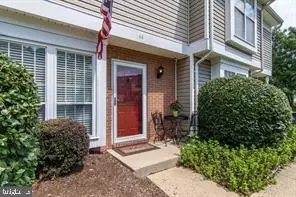 44 Essex Sq, Sterling, VA 20164