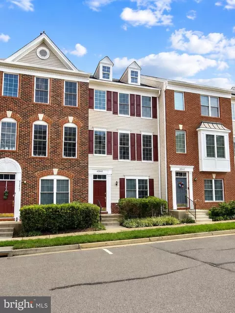 42845 Sykes Ter, Chantilly, VA 20152