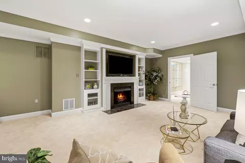 Living - 47557 Compton Cir, Sterling, VA 20165 photo 6 of 11