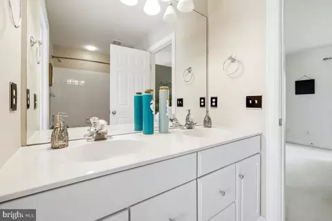 Bath - 47557 Compton Cir, Sterling, VA 20165 photo 1 of 8
