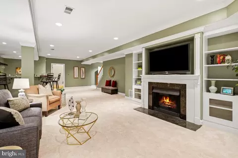 Living - 47557 Compton Cir, Sterling, VA 20165 photo 7 of 11