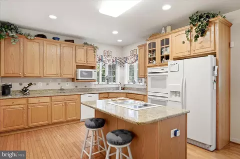 Kitchen - 45539 Lakeside Dr, Sterling, VA 20165 photo 2 of 3