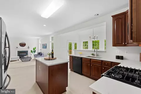 Kitchen - 43412 Sperrin Ct, Ashburn, VA 20147 photo 5 of 6