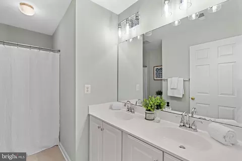 Bath - 43412 Sperrin Ct, Ashburn, VA 20147 photo 4 of 4
