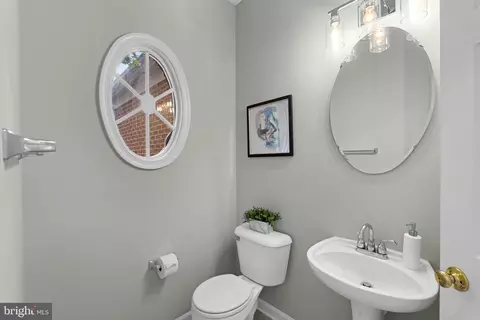 Entry Way - 43412 Sperrin Ct, Ashburn, VA 20147 photo 5 of 9