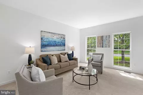 Living - 43412 Sperrin Ct, Ashburn, VA 20147 photo 2 of 7