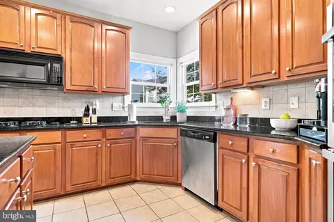 Kitchen - 43280 John Danforth Ct, Ashburn, VA 20147 photo 4 of 6