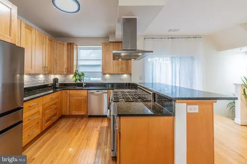 Kitchen - 21775 Bancroft Ct, Ashburn, VA 20147 photo 2 of 3