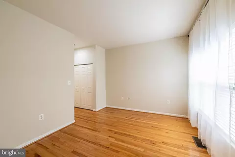 Living - 21775 Bancroft Ct, Ashburn, VA 20147 photo 5 of 7