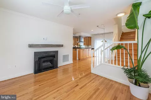 Living - 21775 Bancroft Ct, Ashburn, VA 20147 photo 4 of 7