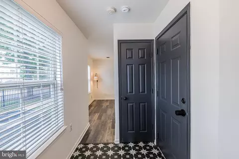Entry Way - 21775 Bancroft Ct, Ashburn, VA 20147 photo 2 of 5