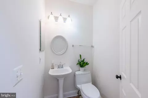 Entry Way - 21775 Bancroft Ct, Ashburn, VA 20147 photo 4 of 5