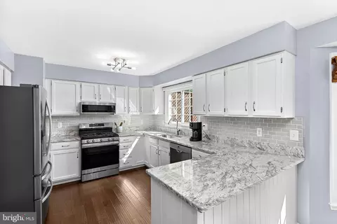 Kitchen - 21160 Dray Ter, Ashburn, VA 20147 photo 5 of 8