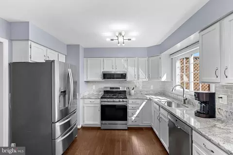 Kitchen - 21160 Dray Ter, Ashburn, VA 20147 photo 7 of 8