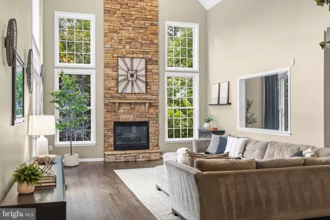 Living - 42673 Silverthorne Ct, Broadlands, VA 20148 photo 2 of 5