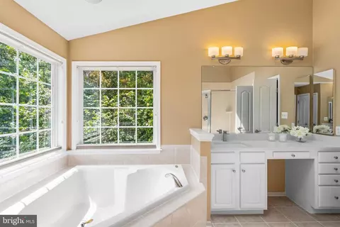 Bath - 42673 Silverthorne Ct, Broadlands, VA 20148 photo 2 of 6