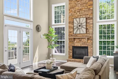 Living - 42673 Silverthorne Ct, Broadlands, VA 20148 photo 3 of 5