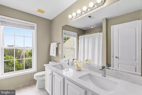 Bath - 42673 Silverthorne Ct, Broadlands, VA 20148 photo 3 of 6