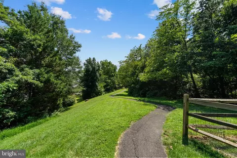 View/Area - 42673 Silverthorne Ct, Broadlands, VA 20148 photo 2 of 3